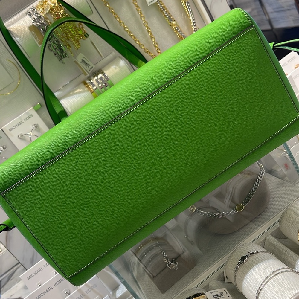 Michael Kors Voyager Large Saffiano Leather Tote Bag
Jungle Green
NWT - Picture 10 of 16